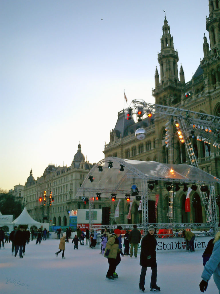 ウィーン市庁舎前の野外スケート場（2003-02-13）