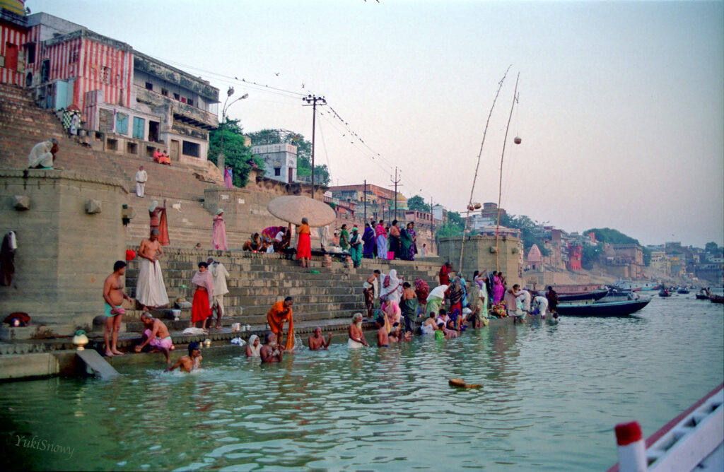 ガンジス川の沐浴風景（1995-10）