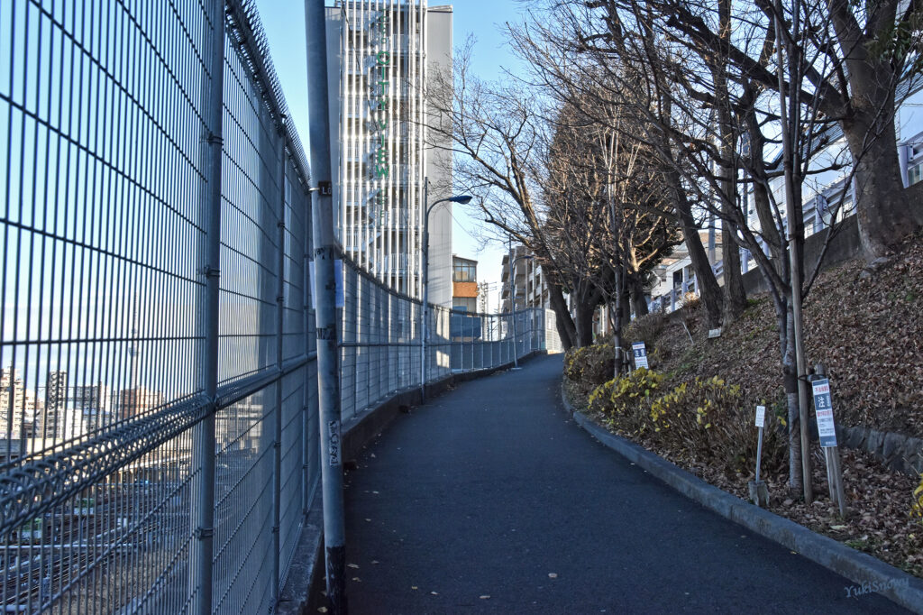 田端駅南口前の坂道（2023-01-21）