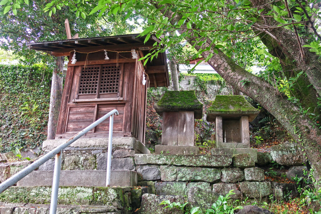 清原神社拝殿と祠（2023-05-19）
