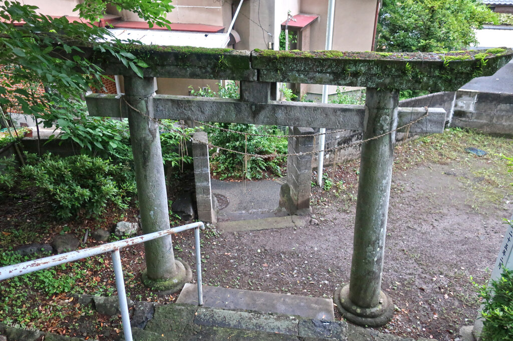 清原神社 拝殿から見た鳥居（2023-05-19）