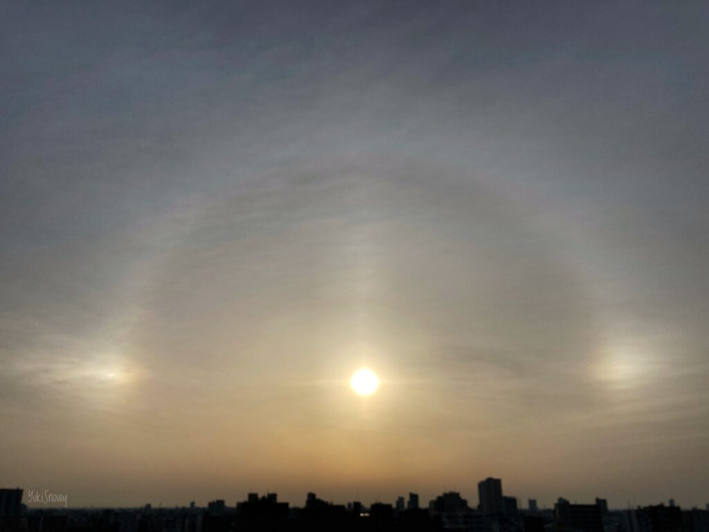 2025-05-05 05:44 Tokyo, sun dogs, 22 degree halo