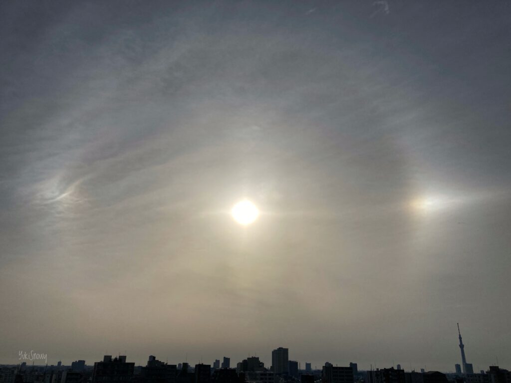 2025-05-05 06:29 Tokyo, sun dogs, 22 degree halo