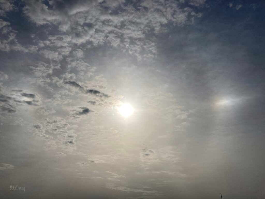 2025-05-05 06:58 Tokyo, sun dogs, 22 degree halo